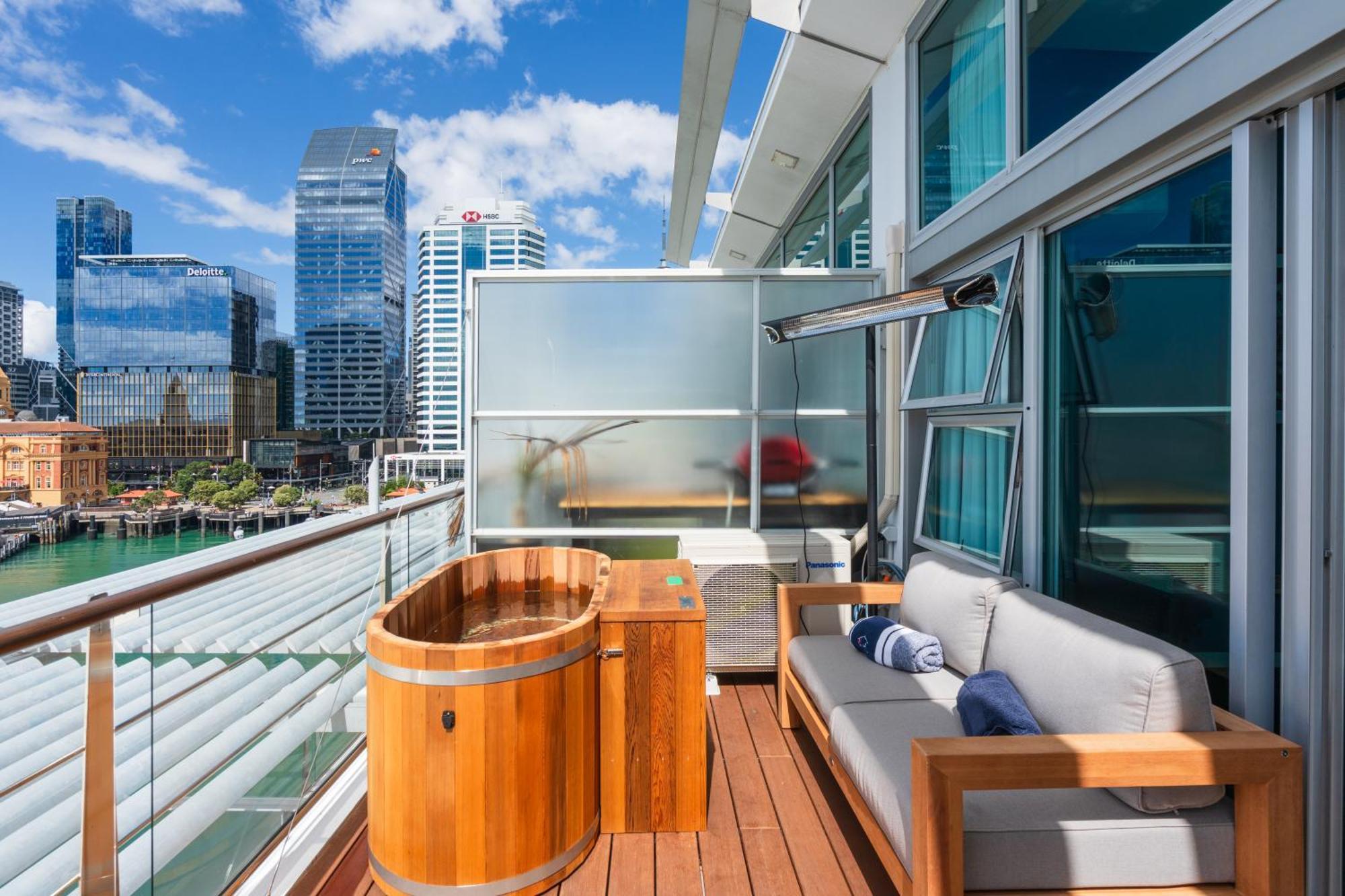 Penthouse Apartment With Stunning Harbour Views Окленд Экстерьер фото